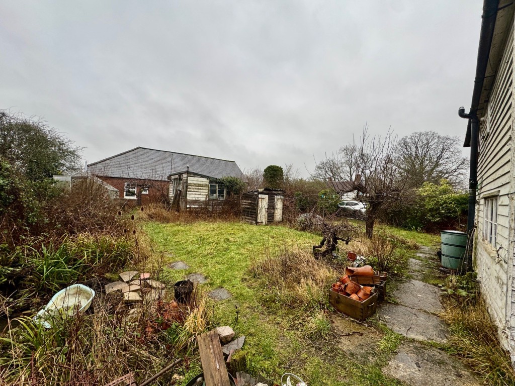 Lot: 31 - DETACHED PERIOD COTTAGE AND ORCHARD LAND - Quince Cottage rear garden